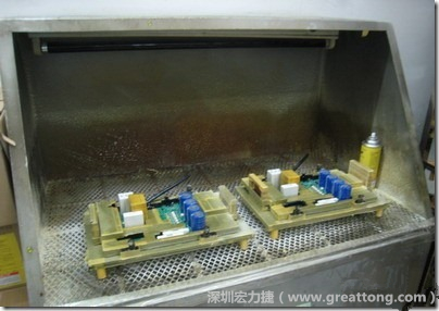 使用噴涂(Spraying)方式作業(yè)conformal coating時，需設(shè)備抽真空的設(shè)備，否則噴涂的物質(zhì)會飄散到空氣當中，影響人體的健康。